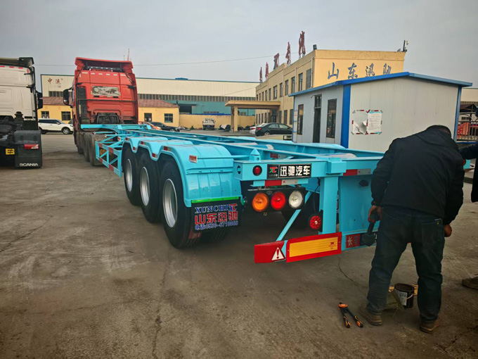 Skeleton transport semi-trailer